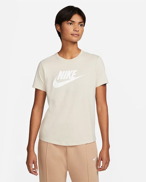 Camiseta Feminina Nike Sportswear Essentials