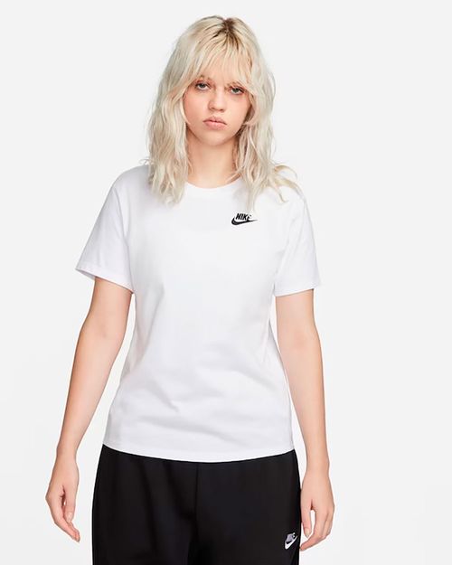 Camiseta Feminina Nike Sportswear Club Essentials