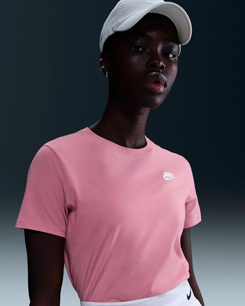 Camiseta Feminina Nike Sportswear Club Essentials