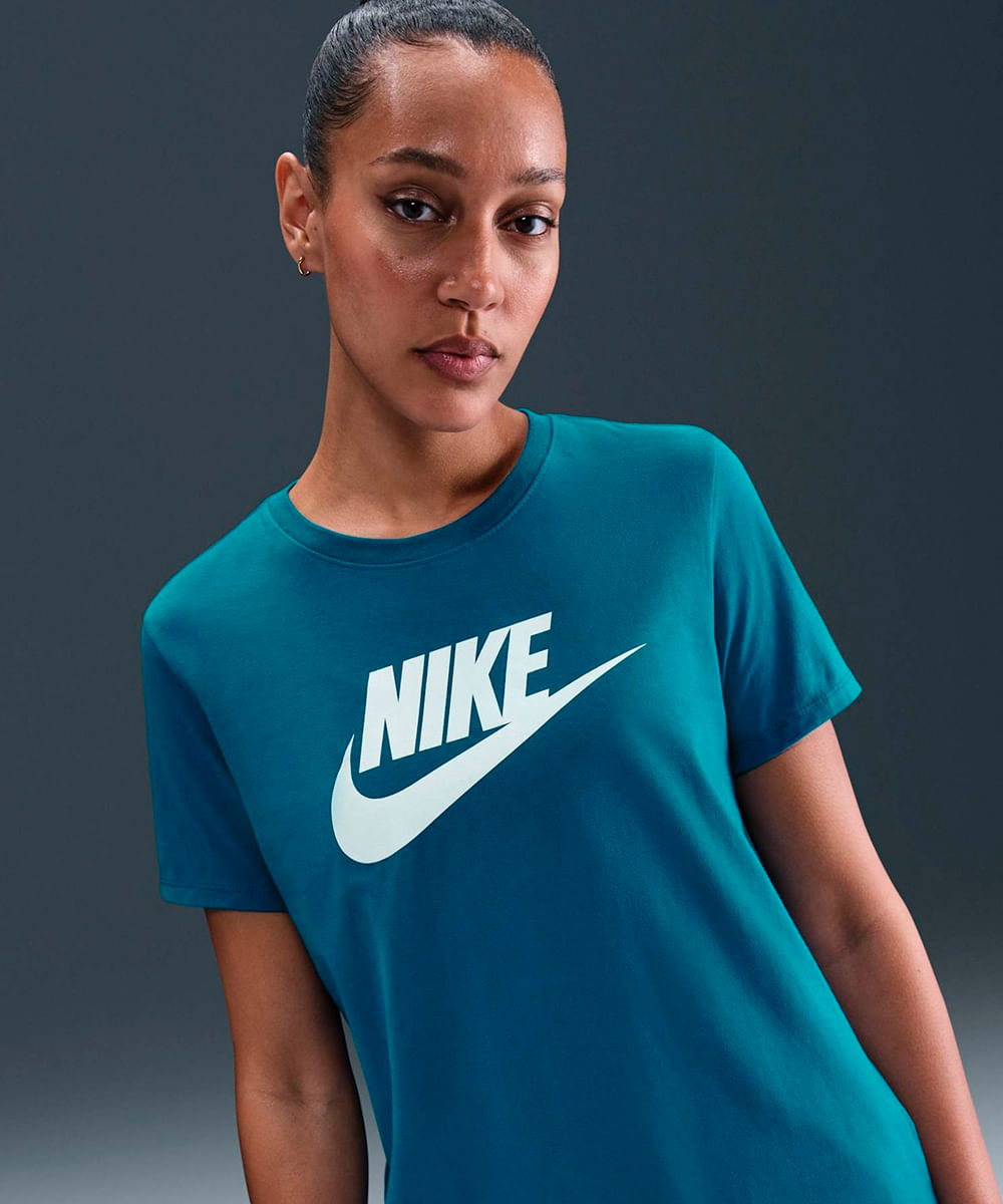 Camiseta Feminina Nike Sportswear Essentials
